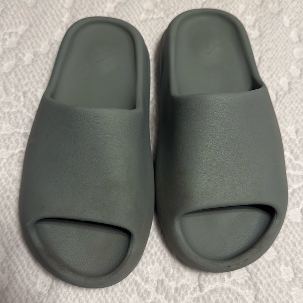Used adidas yeezy slides size 6us